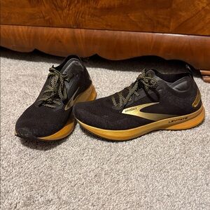 Brooks women’s  Athletic Shoes in Black and Gold levitate 4